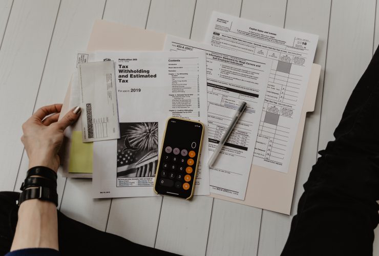 Documents and notes concerning the finance and risks of a business